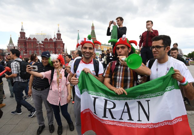  Los fanáticos del fútbol iraníes se reúnen cerca de la Plaza Roja en Moscú, Rusia, el 13 de junio de 2018. Rusia enfrentará a Arabia Saudita en el partido inaugural de la Copa Mundial de la FIFA 2018, el grupo A preliminar partido de fútbol redondo el 14 de junio de 2018. (Mundial de Fútbol, Arabia Saudita, Abierto, Moscú, Rusia) EFE / EPA / FACUNDO ARRIZABALAGA