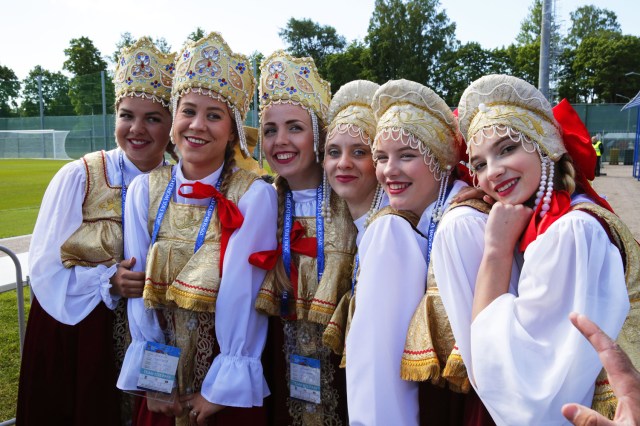 Las mujeres rusas con vestidos tradicionales saludan a la selección nacional inglesa durante una sesión de entrenamiento en Zelenogorsk, Rusia, el 13 de junio de 2018. Inglaterra se prepara para la Copa Mundial de la FIFA 2018 que tendrá lugar en Rusia desde el 14 Del junio al 15 de julio de 2018. (Mundial de Fútbol, Rusia) EFE / EPA / ANATOLY MALTSEV