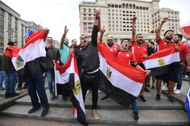 Los fanáticos del fútbol egipcio se reúnen cerca de la Plaza Roja en Moscú, Rusia, el 13 de junio de 2018. Rusia enfrentará a Arabia Saudita en el partido inaugural de la Copa Mundial de la FIFA 2018, el grupo A preliminar partido de fútbol redondo el 14 de junio de 2018. (Egipto, Mundial de Fútbol, Arabia Saudita, Abierto, Moscú, Rusia) EFE / EPA / FACUNDO ARRIZABALAGA