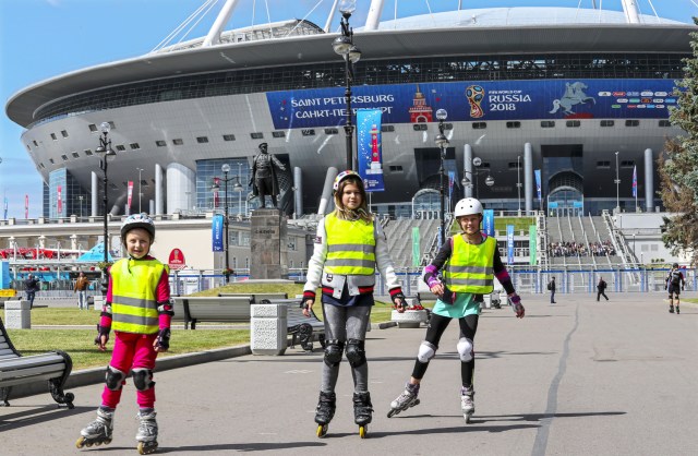 Jóvenes patinadores en línea frente al estadio de San Petersburgo en San Petersburgo, Rusia, el 13 de junio de 2018. El estadio de San Petersburgo será sede de siete partidos de la Copa Mundial de la FIFA 2018 , incluyendo una semifinal y el tercer lugar. La Copa Mundial de la FIFA tendrá lugar en Rusia del 14 de junio al 15 de julio de 2018. (Mundial de Fútbol, Rusia) EFE / EPA / GEORGI LICOVSKI