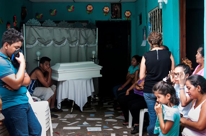 La justicia de Dios llegará, dice madre de bebé muerto en ataques en Managua