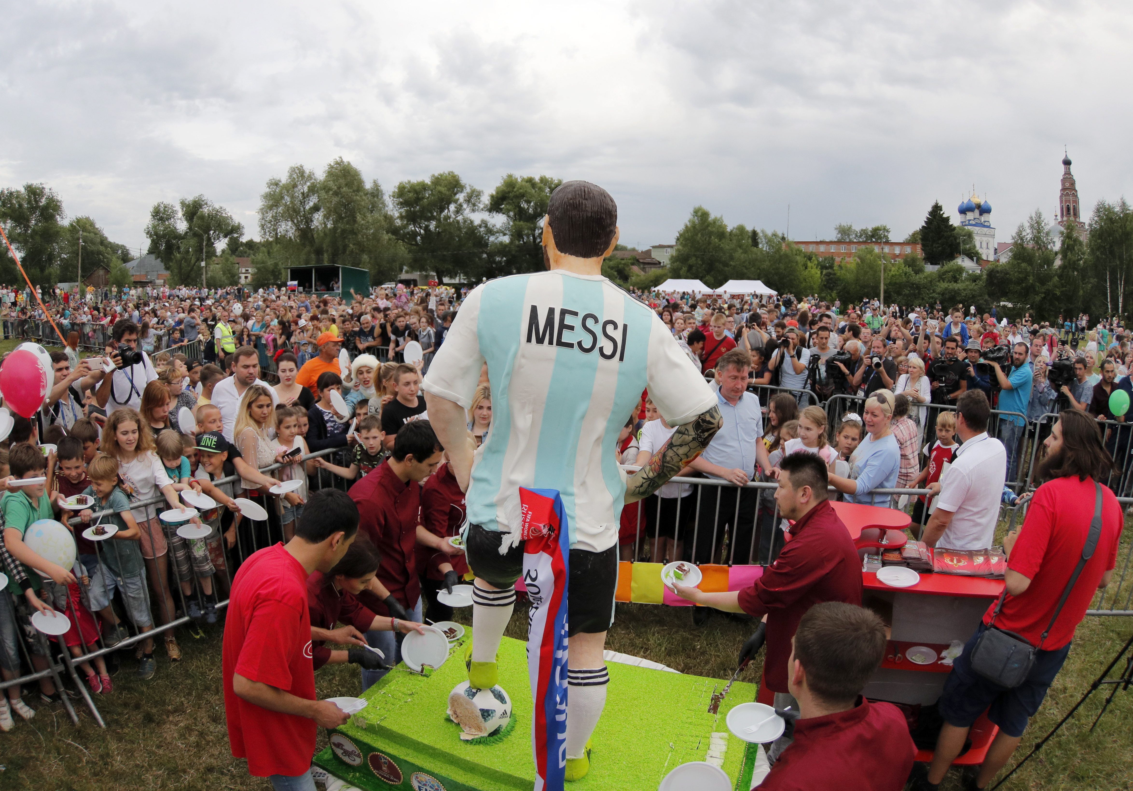 Ciudadanos de Bronnitsy degustan una torta gigante de Messi por su cumpleaños 31