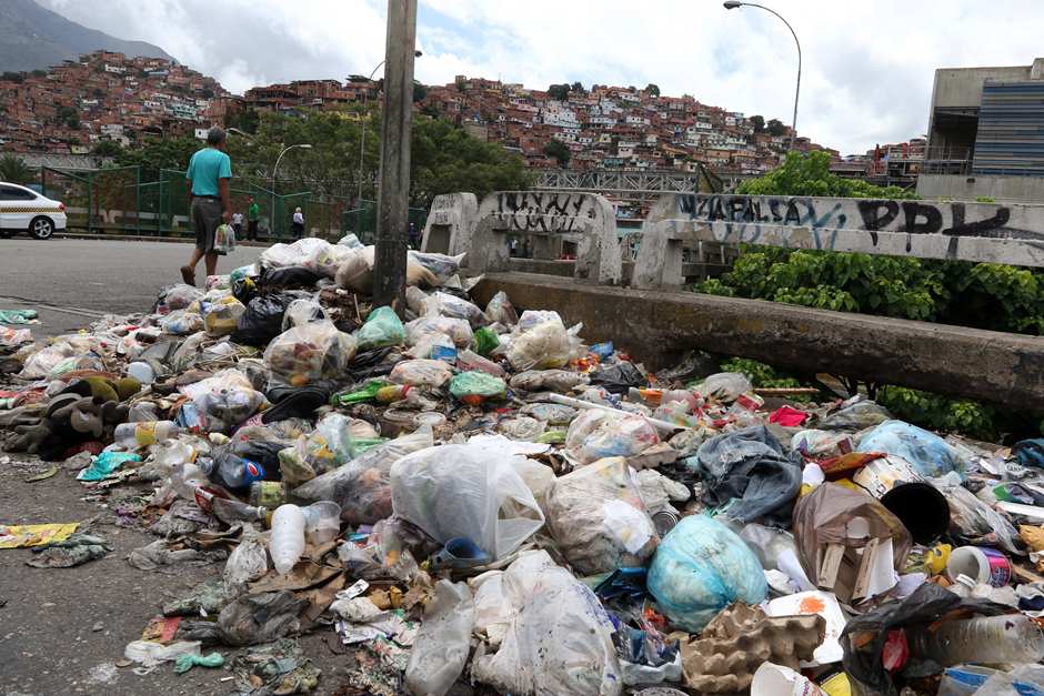 Vecinos del Área Metropolitana denuncian que pasan hasta 16 días sin recoger la basura en las calles