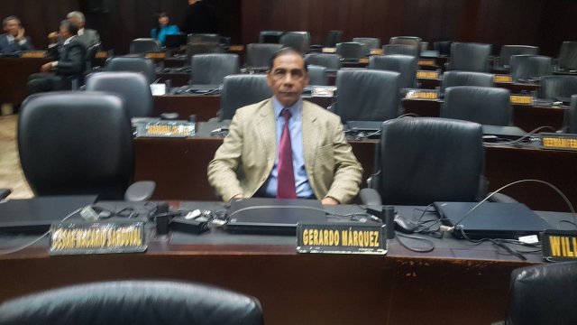 Diputado suplente Fernando Orozco, incorporado a la sesión de este martes / Foto @PeriodistaAlejo