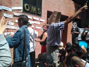 La agonía de los enfermos: Manifestantes protestan en la OPS por falta de medicinas