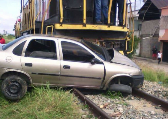 Un carro impactó a ferrocarril de Barquisimeto (foto)