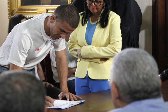  Un grupo de "presos políticos" son trasladados desde la sede del Servicio Bolivariano de Inteligencia (Sebin) a la Cancillería venezolana hoy, sábado 02 de junio de 2018, en Caracas (Venezuela). El Supremo ordenó el viernes la excarcelación de 39 personas a propósito de la "pacificación nacional" promovida por el Ejecutivo, aunque la mayoría de los liberados deberán cumplir un régimen de presentación mensual ante tribunales, tienen prohibido salir del país o hablar públicamente. EFE/Cristian Hernández