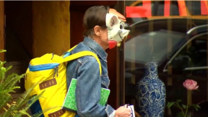 ¿Todo bien? La extraña máscara que usa el viudo de Kate Spade mientras prepara el funeral (Fotos)