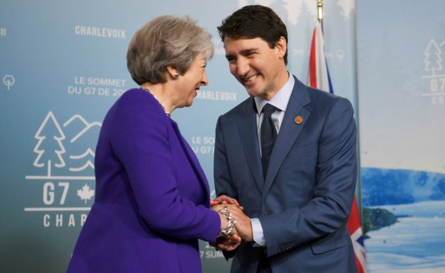 NGH05. CHARLEVOIX (CANADÁ), 08/06/2018.- El primer ministro canadiense, Justin Trudeau (d), recibe a su homóloga británica, Theresa May (i), durante una reunión bilateral en el marco de la Cumbre del G7 celebrada en Charlevoix, Canadá, hoy, 8 de junio de 2018. Los líderes del G7 inician en la localidad de La Malbaie la 44 cumbre del grupo, marcada por la guerra comercial iniciada por Washington contra sus aliados y por las diferencias entre ambos en asuntos climáticos y de política exterior. EFE/ Neil Hall **POOL**