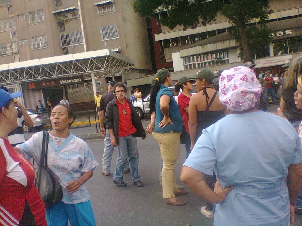 Enfermeras de la Maternidad Concepción Palacios denuncian ser asediadas por colectivos (Fotos)