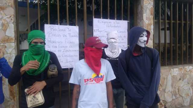 Foto: Estudiantes de UPPT-Trujillo protestan para exigir la renuncia de la rectora / @mayralinares