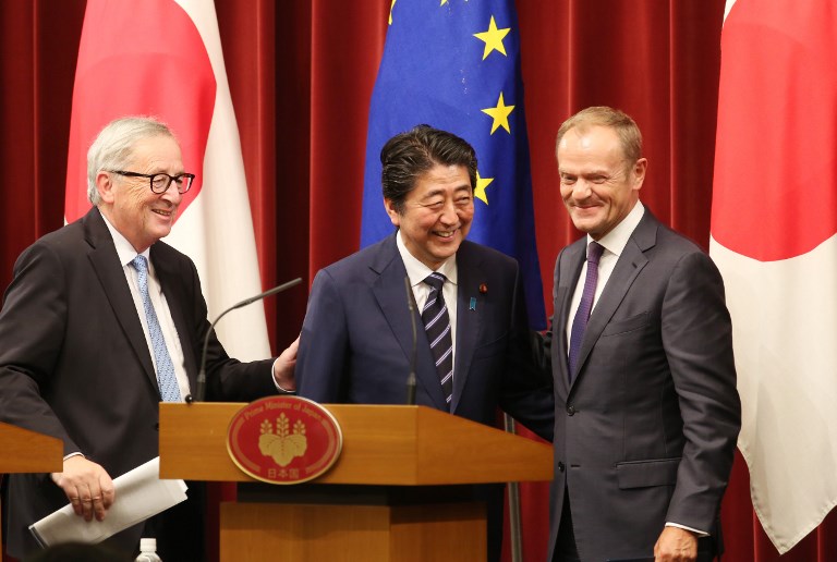 Unión Europea y Japón firman acuerdo de libre comercio con mensaje a Trump incluido