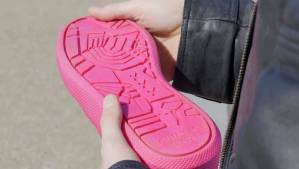 ¡OMG! Crean el primer calzado hecho con chicles de la calle (Video)