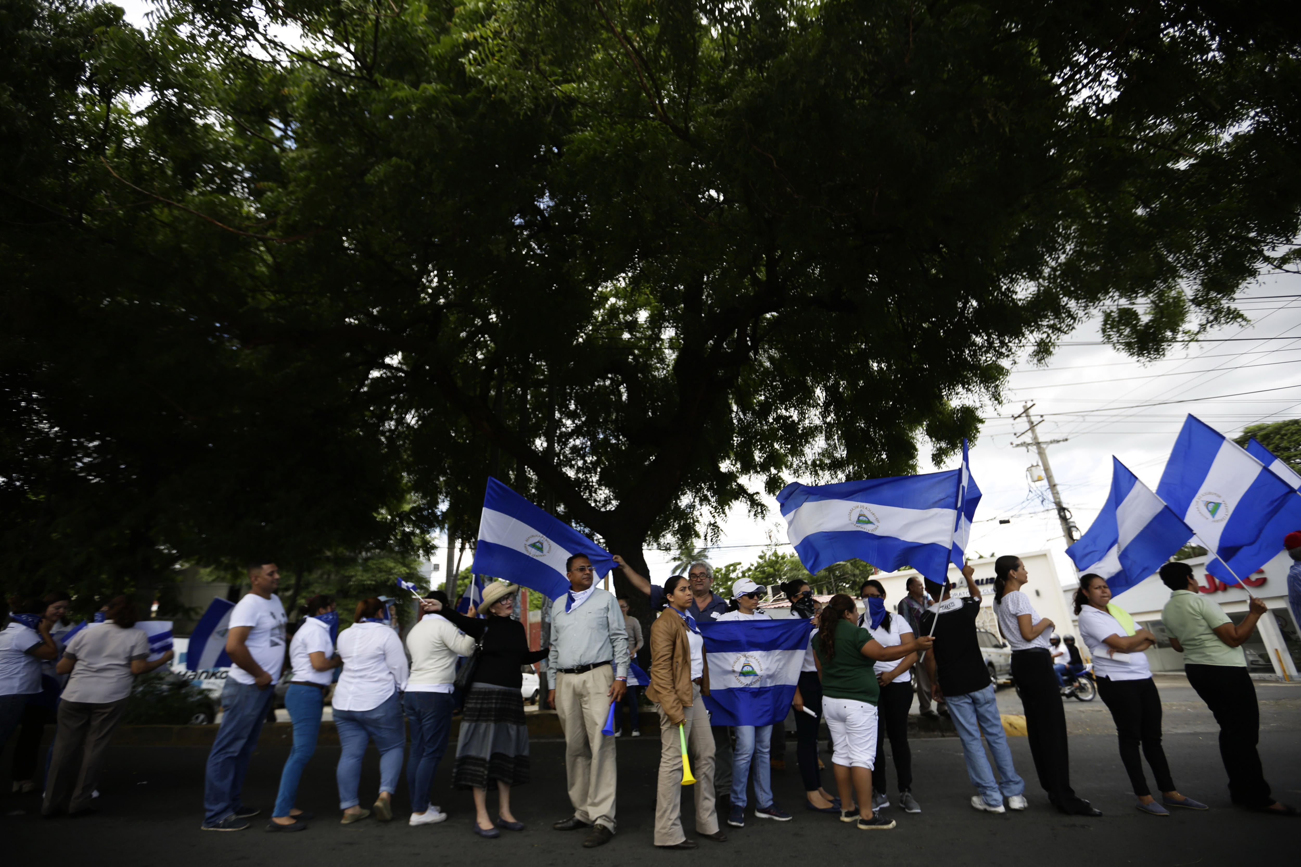 Centenares de nicaragüenses se dan la mano para pedir la salida de Ortega