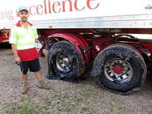 Una carretera de Australia se derrite y destruye los cauchos de 50 vehículos (Fotos)