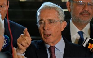 Álvaro Uribe será llamado a juicio en Colombia por presunto fraude procesal