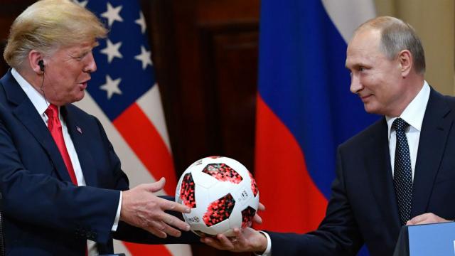 Putin siendo Putin… Esto contenía el balón del Mundial que le regaló a Trump