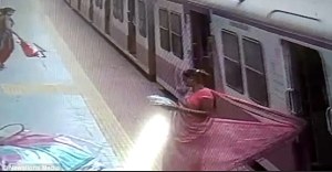 VIDEO: Terror en el tren cuando su ropa quedó enganchada y fue arrastrada… ¿sobrevivió?