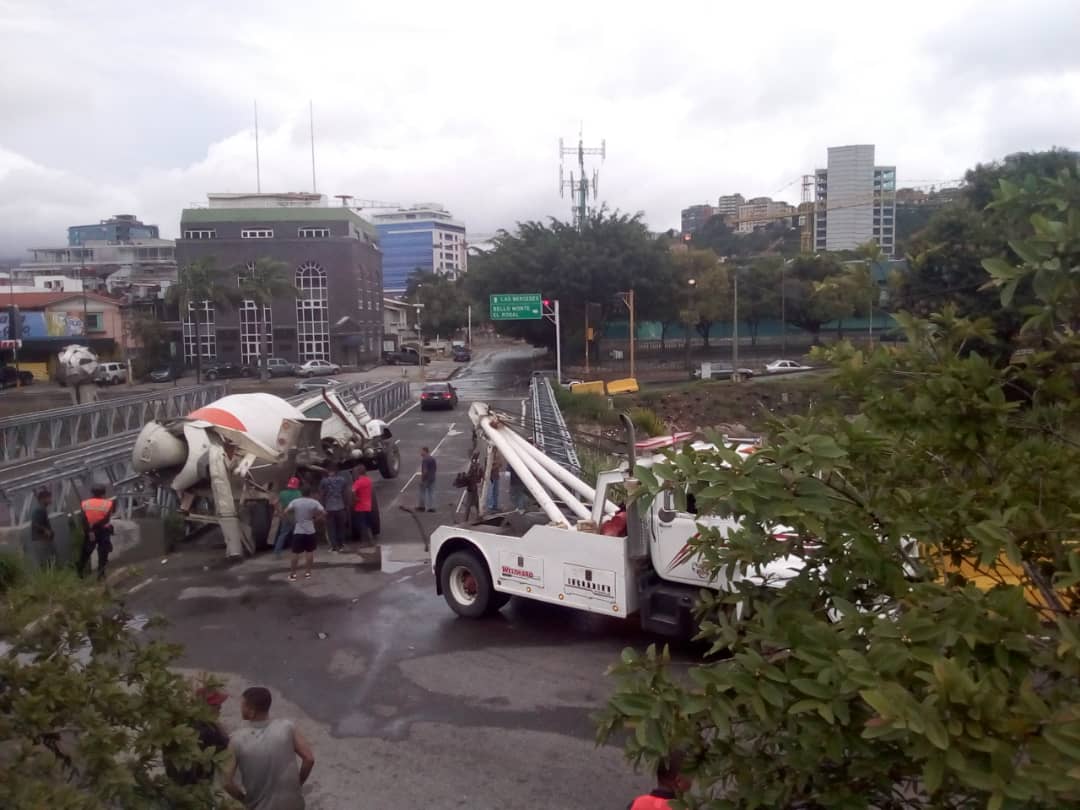 Volcamiento de camión obstaculiza el paso hacia Las Mercedes #28Jul (Fotos)