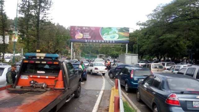 Usuarios permanecen en colas en el Poliedro pese a suspensión de venta de lubricantes (Videos y fotos)