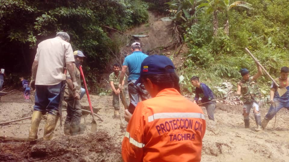 Más de dos mil personas quedaron incomunicadas tras fuertes lluvias en Táchira (fotos)