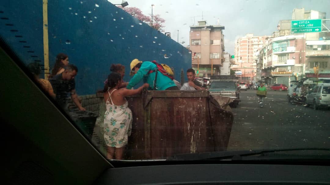 Los #EscombrosdeMaduro no le dejan nada a esta embarazada que busca comida en la basura (VIDEO)