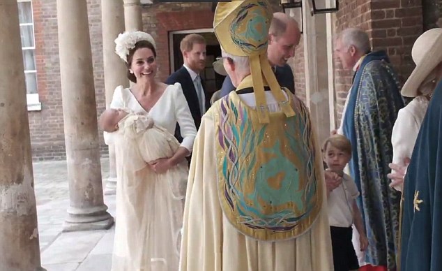 Así llegó la familia real a la iglesia donde bautizan al príncipe Louis (video)