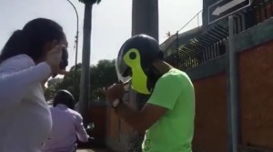 En la calle: Así dejó María Corina a par de motorizados que la acosaban (VIDEO)
