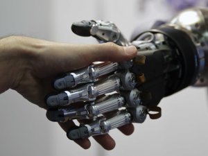 Nuevo software permite que una mano robótica imite los movimientos humanos
