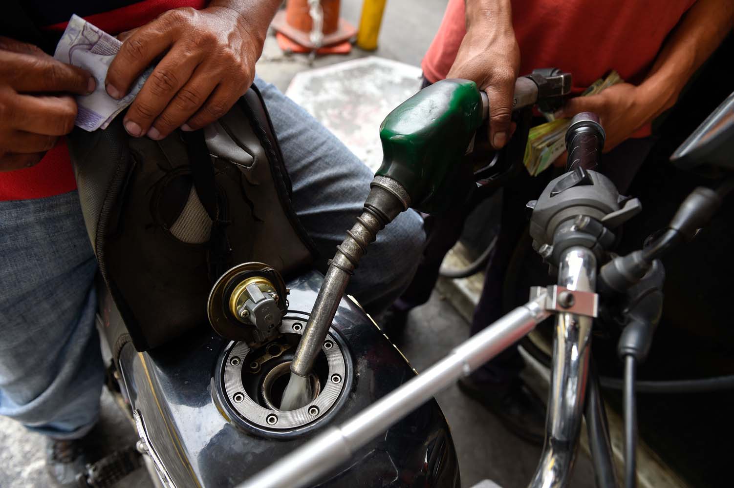 Venezolanos están pagando 1.000 BsF por tanque de gasolina #20Ago (tuits)