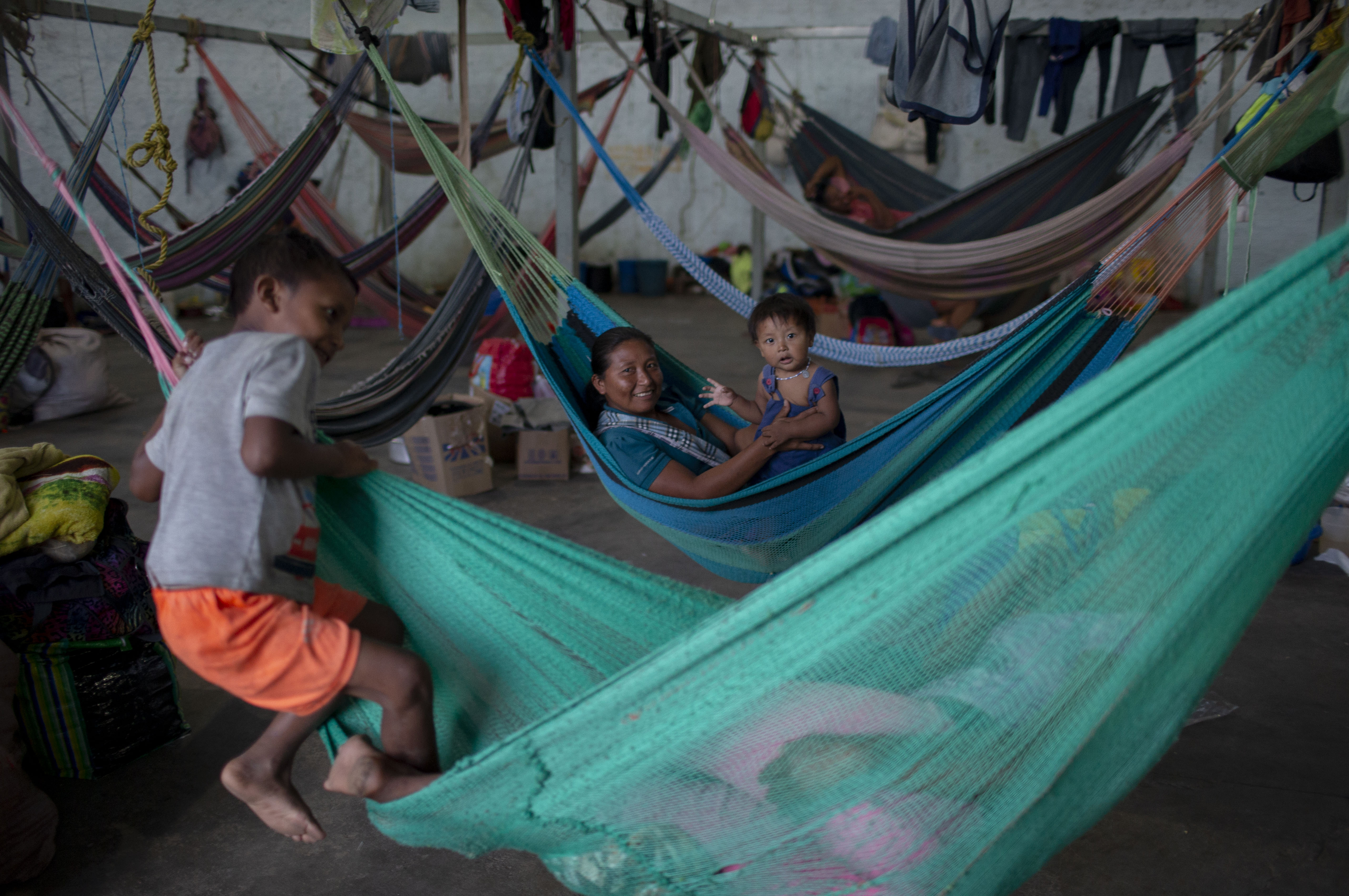 Indígenas venezolanos rehacen su vida en Brasil añorando el Orinoco (Fotos)