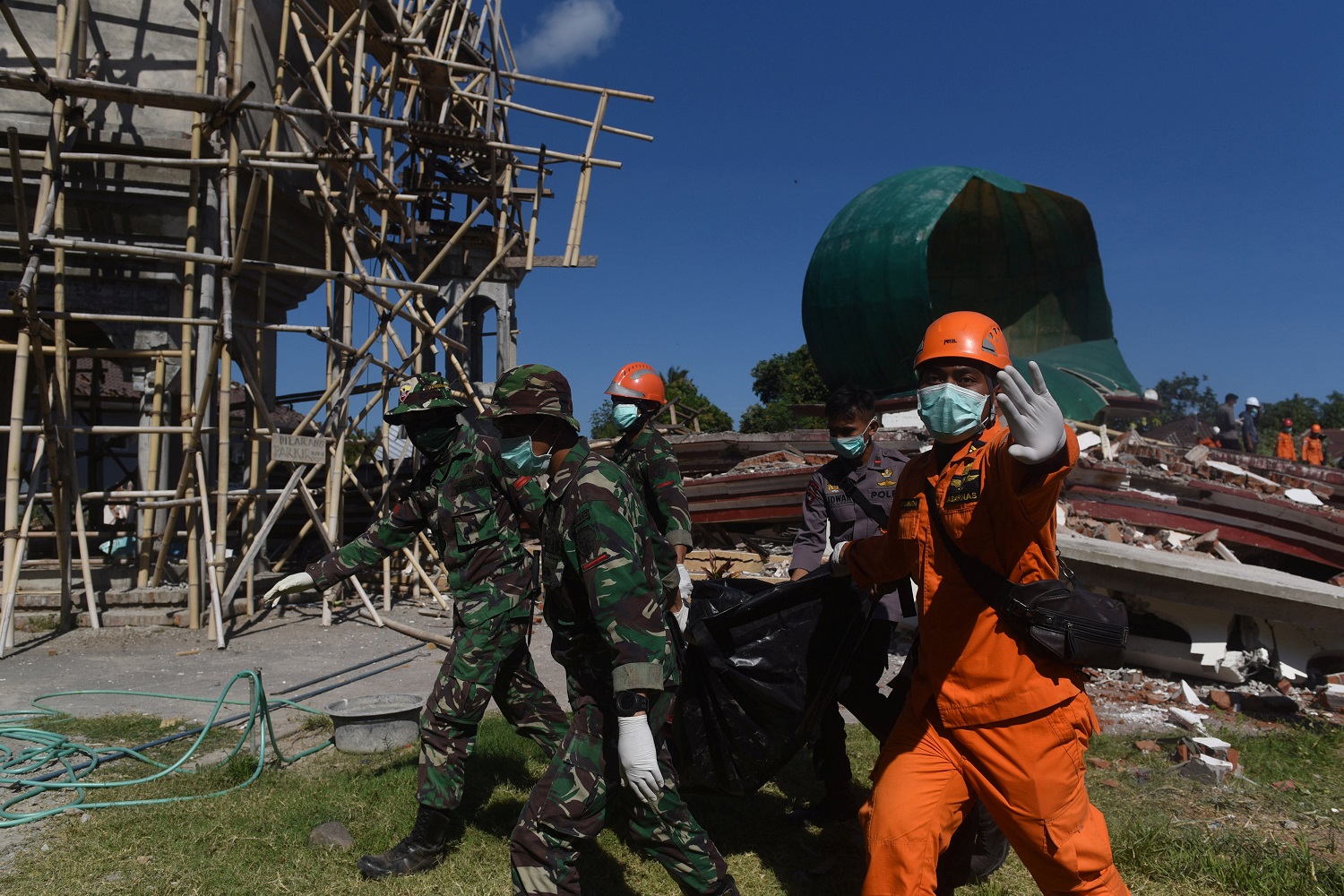 Aumenta a 100 la cifra de muertos por terremoto en Indonesia (Fotos) #7Ago