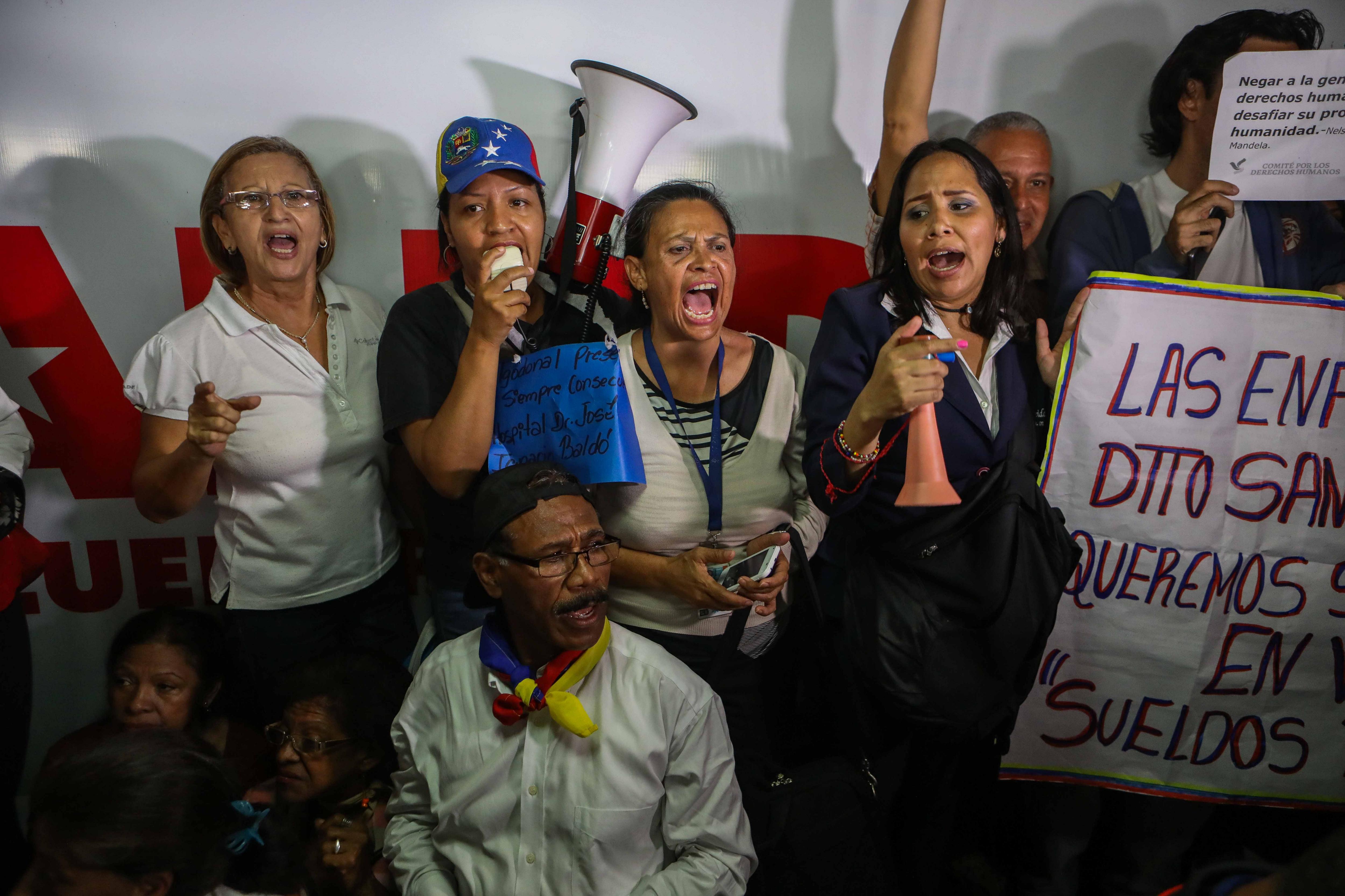 Trabajadores de la salud mantienen protestas pese a crisis política