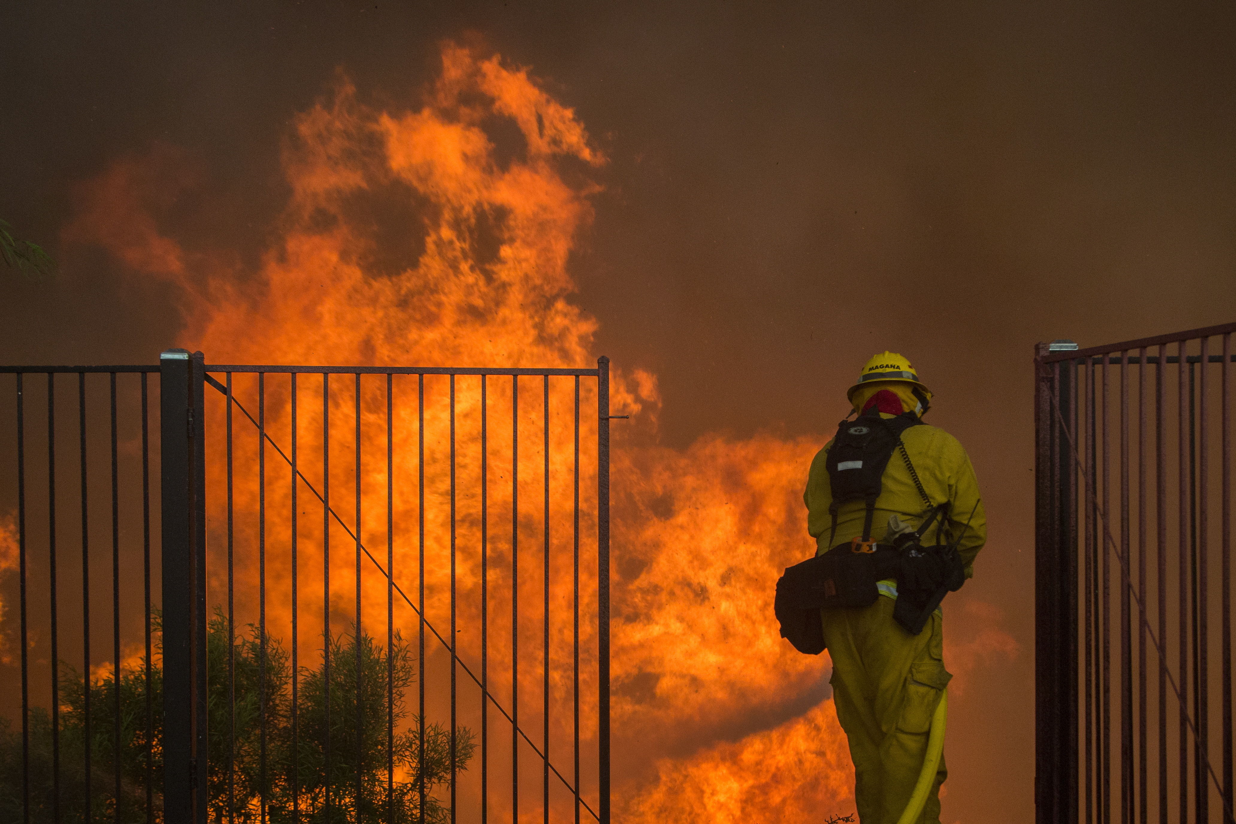 Bomberos están cerca de controlar la mitad del incendio Holy en California