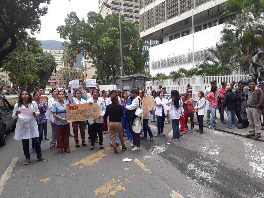 Médicos residentes del JM de Los Ríos protestan por la inseguridad #23Ago