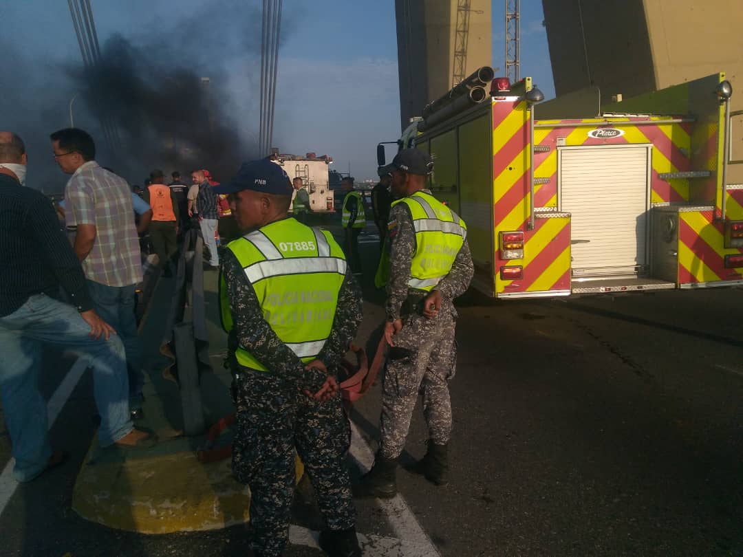 Motta Domínguez tiene culpables para el apagón en Zulia y el incendio en el puente sobre el Lago (Tuits)