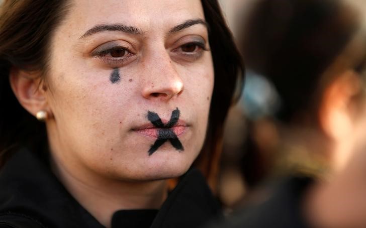 Nueva ley francesa prohíbe los silbidos y piropos para luchar contra el acoso