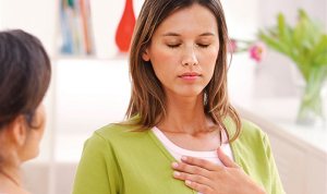 Las mujeres sobreviven más a un infarto si las auxilian doctoras, según estudio