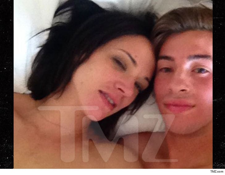 Publican FOTO en la cama de la líder del #MeToo, Asia Argento, con el tarajallo menor de edad