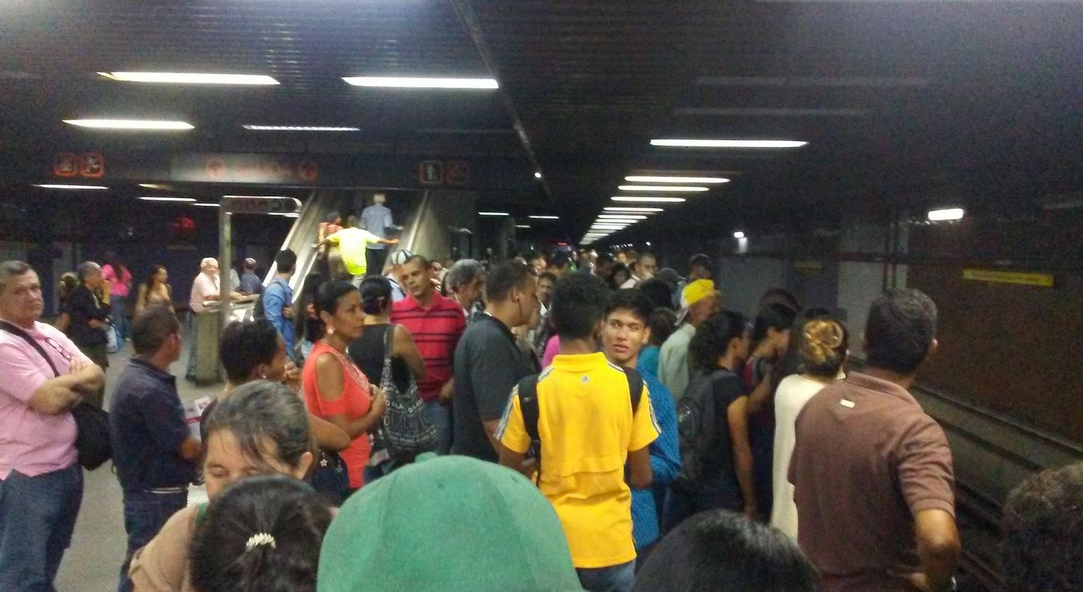 CAOS en el Metro de Caracas: Fuerte retraso en la Línea 1 (FOTOS)