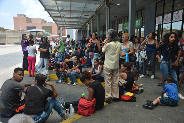 Varguenses esperan hasta tres horas por transporte a Caracas