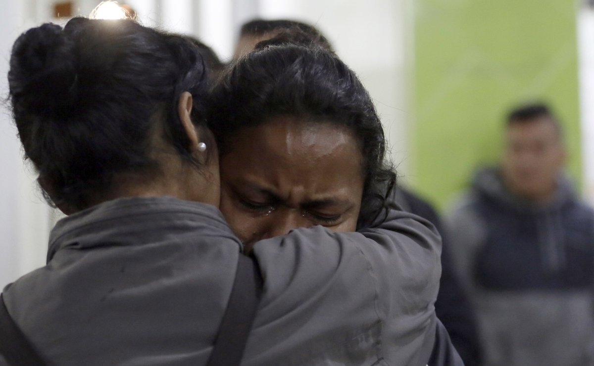 Historias de la diáspora: Venezolanos varados en la frontera entre Colombia y Ecuador ruegan entre lágrimas que los dejen pasar (videos)