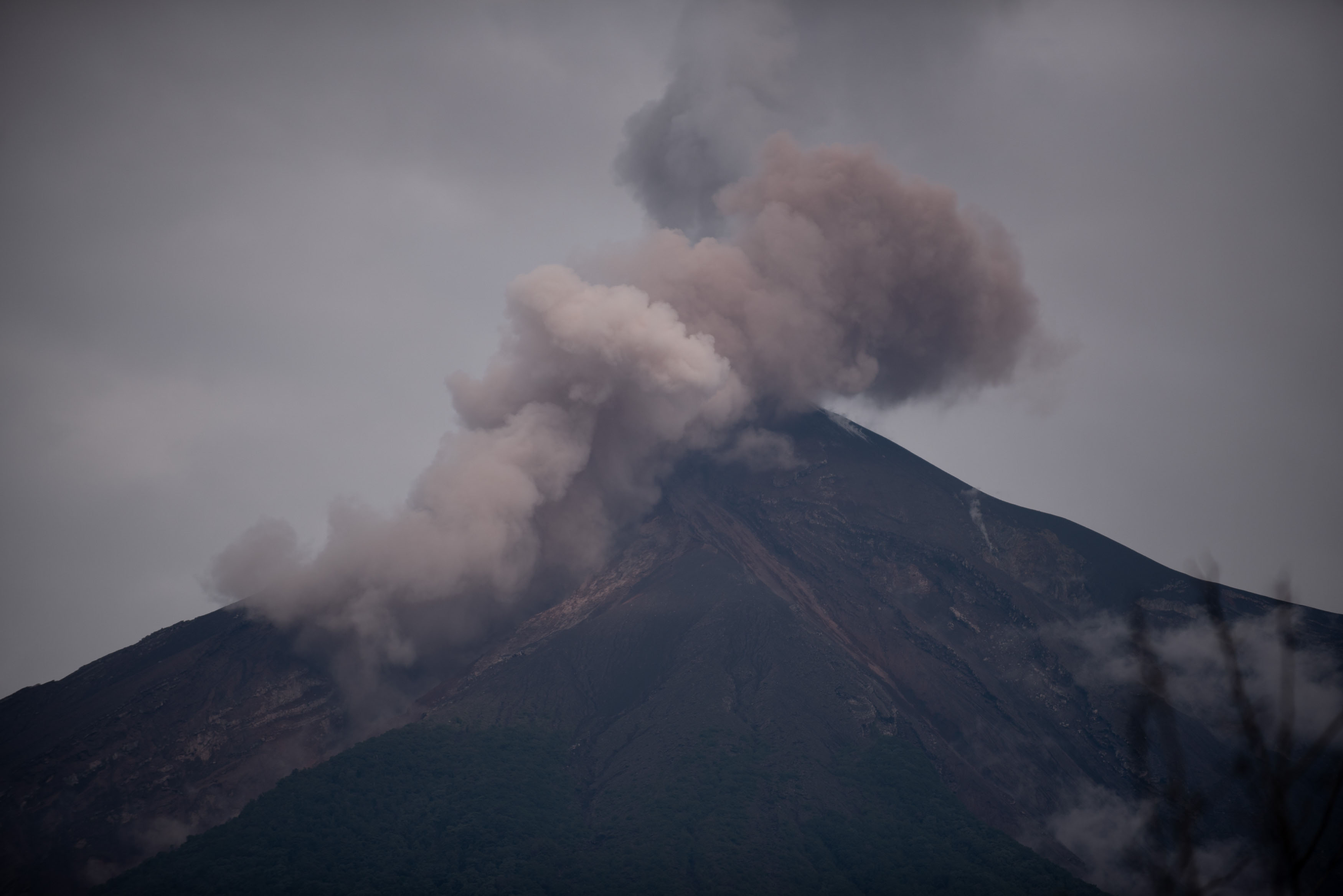 Ceniza de erupción del Volcán de Fuego de Guatemala cae a más de 100 kilómetros