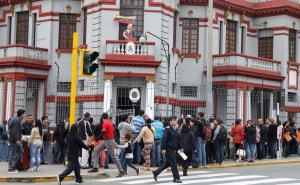 Venezolanos hacen cola frente a la embajada en Perú para regresar al país (fotos)