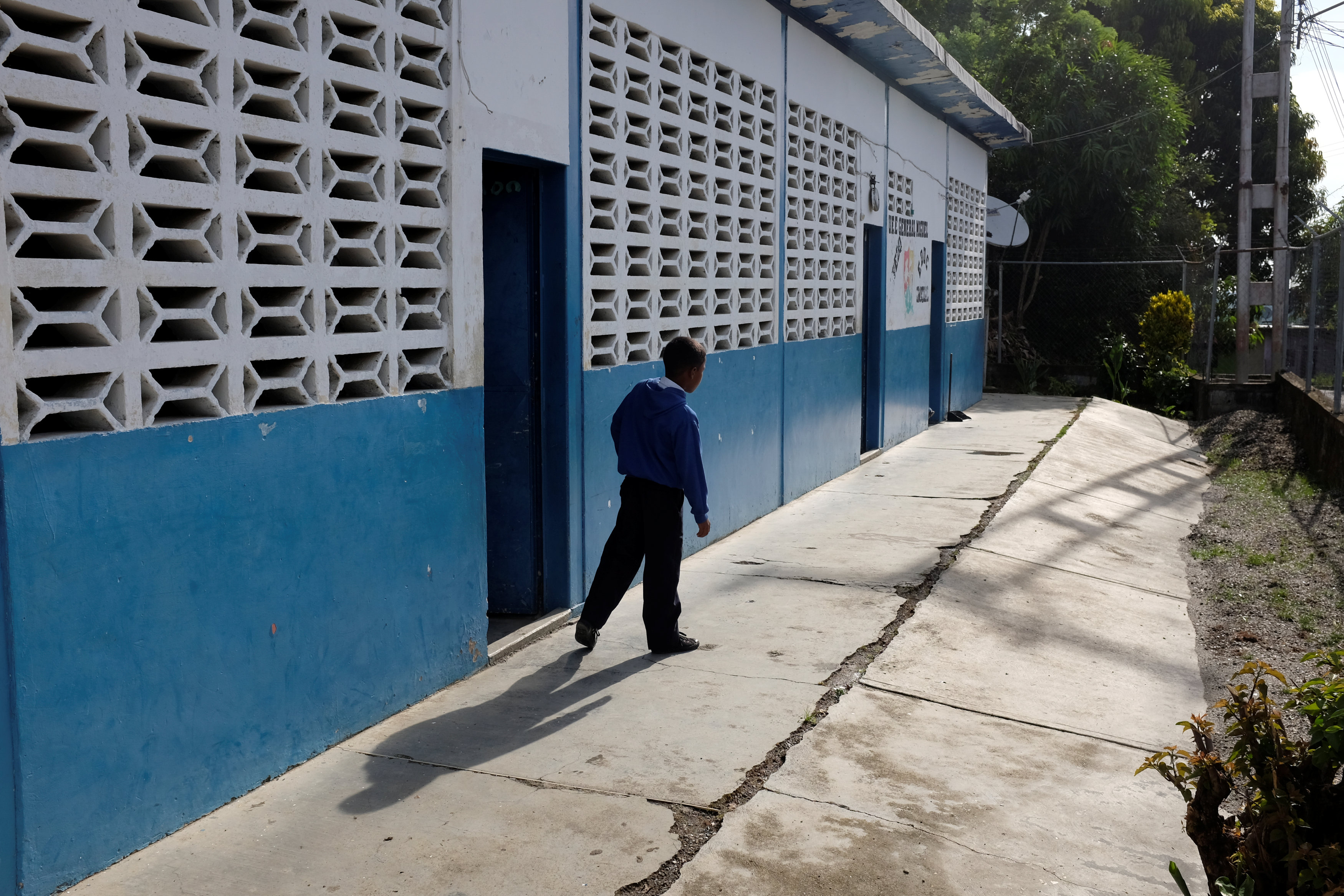 Niños y maestros abandonan los colegios en Venezuela