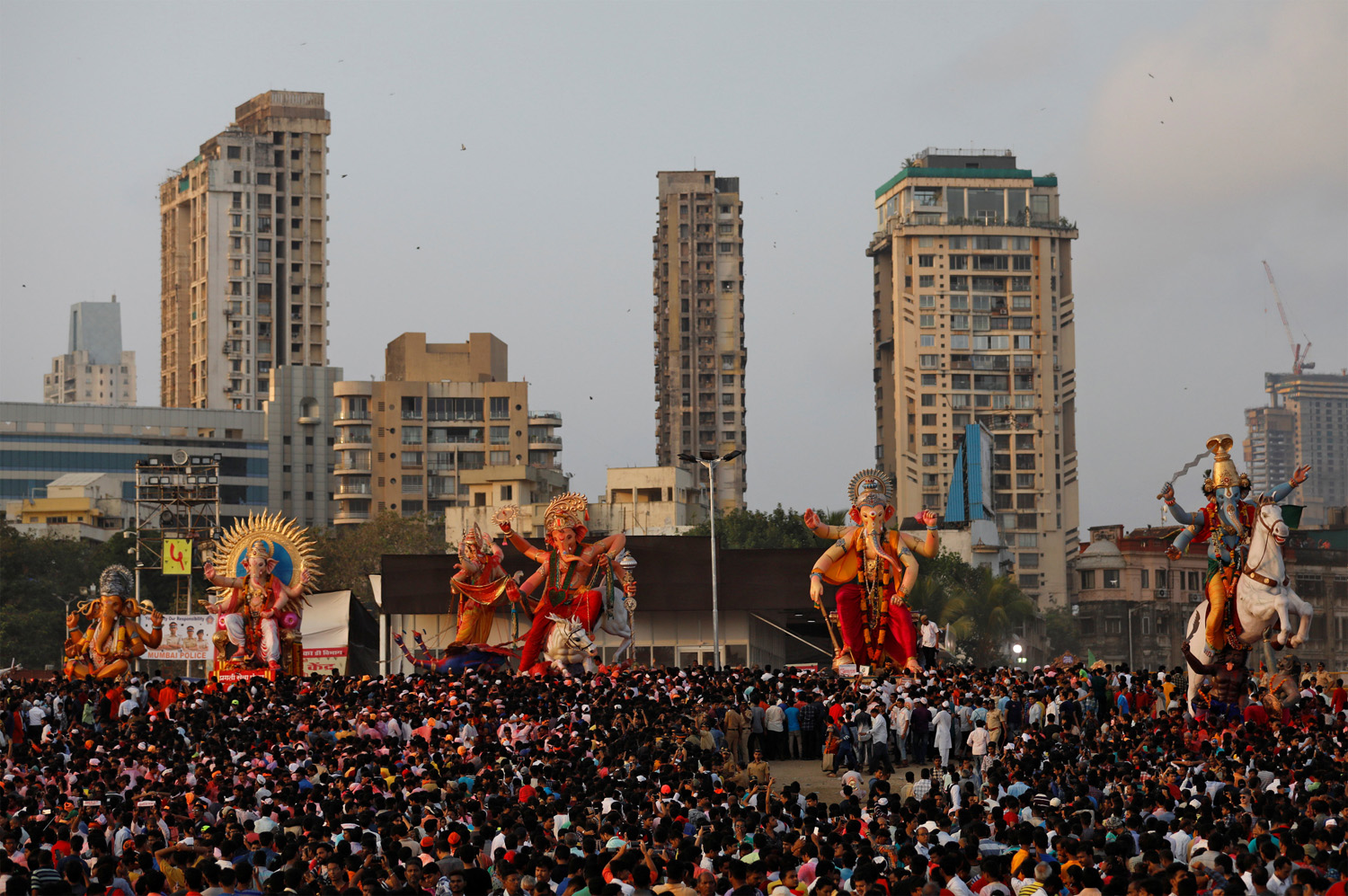 En imágenes: El último día del festival Ganesh Chaturthi en India