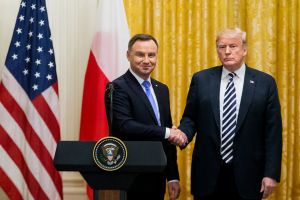 Polonia solicita instalación de una base militar a EEUU y promete llamarla “Fort Trump” (Fotos)