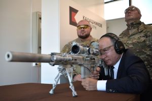 Vladimir Putin prueba un nuevo rifle Kalashnikov… ¿Le dará al blanco? (Video)
