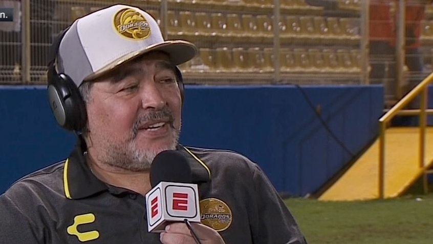 ¿Ebrio o drogado? Maradona llega tambaleándose a los entrenamientos con Dorados (VIDEO)