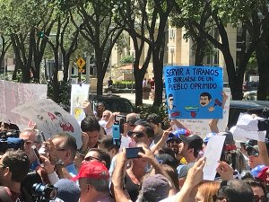 Venezolanos protestan en Miami contra Salt Bae, luego del banquete de Maduro (fotos y videos)